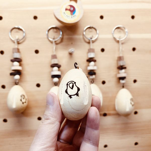 W055 蛋型刻紋實木啃咬吊飾 | 鸚鵡玩具 文鳥咬串 鸚鵡玩具天然蘋果枝、鸚鵡啃咬、自然咬物、小型鳥、風味。