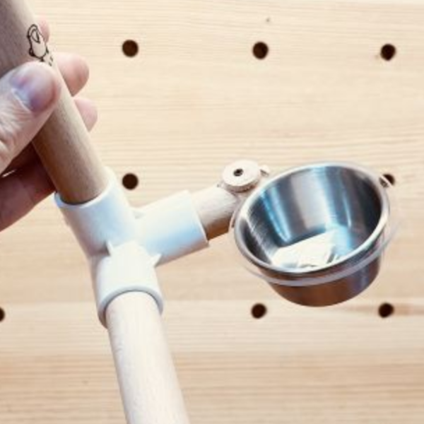 W394 鸚鵡空中食盒站棍｜優質櫸木直徑20mm 鳥類食物架：吸引尋找鳥類食物配件的人群。
中罝食物架：突顯產品的名稱和特點。
節省空間食物架：強調產品能夠善用空間的特點。
易清洗鳥食架：針對關注清潔和衛生的鳥類飼主。
不銹鋼活動食杯：突出產品配備的不銹鋼活動食杯的特點。
多功能鳥類架：強調產品具有多種功能的食物架。
寵物鳥休息場所：針對尋找提供舒適休息場所的寵物鳥飼主。
食物碎屑控制：強調產品能夠減少食物碎屑噴濺的特點。
鳥籠配