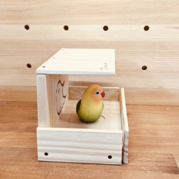 W468  多功能小型木屋 育雛老年與殘疾鳥寶的理想窩居設計 鳥屋木製鳥屋
小型鳥木屋寬口鳥窩文鳥鳥屋虎皮鸚鵡窩太平洋鸚鵡鳥巢愛情鳥鳥窩雙鳥同居鳥屋
通風鳥窩設計

全景視野鳥籠

安全感鳥屋

可鋪墊保暖鳥窩
加高圍牆鳥屋
防潑灑鳥食盆
無死角監測鳥巢