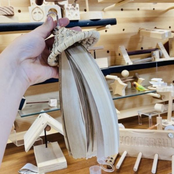 MY PET BIRD 天然棕榈葉編織的多元應用 手工藝品
天然材料編織
棕榈葉編織
鸚鵡啃咬玩具
自然風味玩具
安全寵物娛樂
竹編織技術
手工傳統工藝
草編織
現代編織藝術