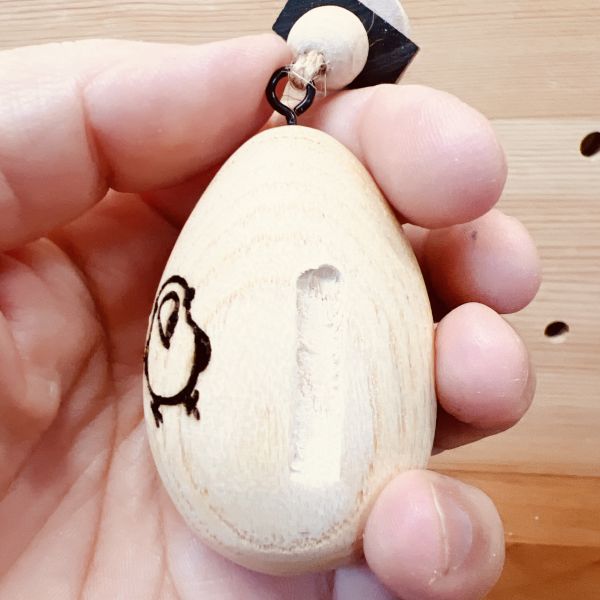 W055 蛋型刻紋實木啃咬吊飾 | 鸚鵡玩具 文鳥咬串 鸚鵡玩具天然蘋果枝、鸚鵡啃咬、自然咬物、小型鳥、風味。