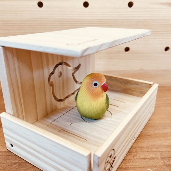 W468  多功能小型木屋 育雛老年與殘疾鳥寶的理想窩居設計 鳥屋木製鳥屋
小型鳥木屋寬口鳥窩文鳥鳥屋虎皮鸚鵡窩太平洋鸚鵡鳥巢愛情鳥鳥窩雙鳥同居鳥屋
通風鳥窩設計

全景視野鳥籠

安全感鳥屋

可鋪墊保暖鳥窩
加高圍牆鳥屋
防潑灑鳥食盆
無死角監測鳥巢