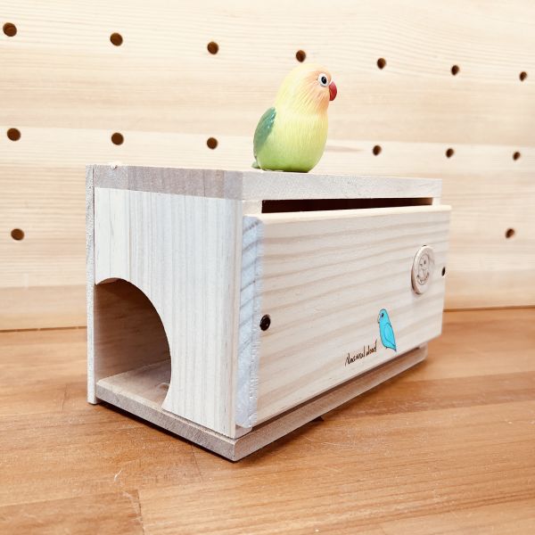 MY PET BIRD  小鸚鵡木屋｜隱密設計與便利開口 小鸚鵡木屋、隱密設計、通風口設計、鳥籠開口、新型木屋設計、鸚鵡用品、鳥寶舒適、安全木屋設計