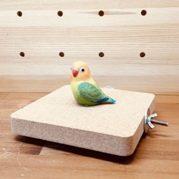 W790 軟木站台：是休息小天地，更是紓壓啃咬玩具 鸚鵡玩具、鳥玩具、小鳥玩具
鸚鵡站台、鳥站台、鸚鵡站板
軟木站台、軟木玩具、軟木塞玩具
磨嘴玩具、啃咬玩具解悶神器：解悶、自嗨、防拔毛、舒緩壓力、消耗體力。

磨喙修整：磨嘴、磨爪、修嘴、天然磨牙。
安全材質：天然木、無毒、安全啃咬、柔軟觸感。
益智開發：益智玩具、互動玩具、攀爬架、籠內造景。