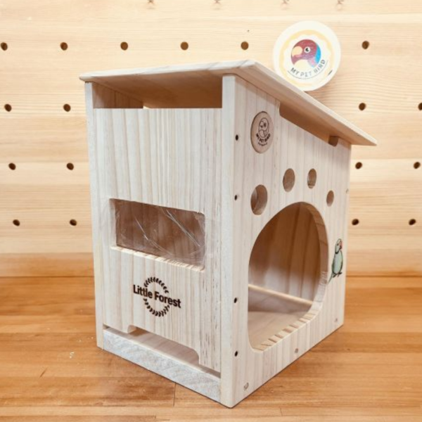 W485 林中雪屋中型鸚鵡木屋｜大挑高空間 中型鸚鵡木屋、鸚鵡木箱推薦、客製化雷雕鳥窩、天然松木鳥巢、和尚鸚鵡木屋、小太陽鸚鵡用品、台灣製鸚鵡玩具、MY PET BIRD、原木鳥窩設計、鸚鵡繁殖箱。