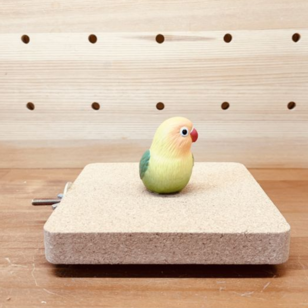 W790 軟木站台：是休息小天地，更是紓壓啃咬玩具 鸚鵡玩具、鳥玩具、小鳥玩具
鸚鵡站台、鳥站台、鸚鵡站板
軟木站台、軟木玩具、軟木塞玩具
磨嘴玩具、啃咬玩具解悶神器：解悶、自嗨、防拔毛、舒緩壓力、消耗體力。

磨喙修整：磨嘴、磨爪、修嘴、天然磨牙。
安全材質：天然木、無毒、安全啃咬、柔軟觸感。
益智開發：益智玩具、互動玩具、攀爬架、籠內造景。