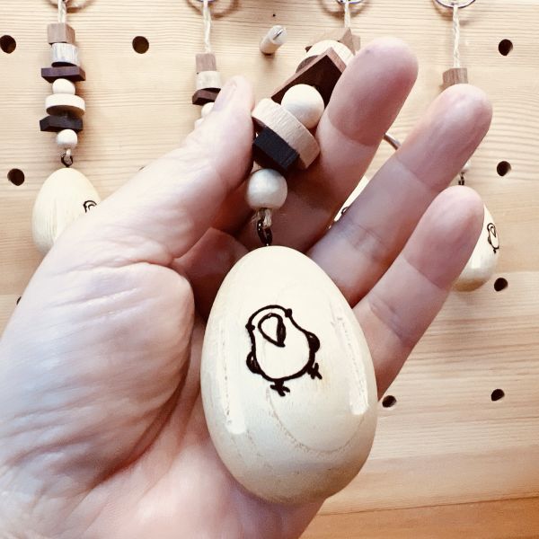 W055 蛋型刻紋實木啃咬吊飾 | 鸚鵡玩具 文鳥咬串 鸚鵡玩具天然蘋果枝、鸚鵡啃咬、自然咬物、小型鳥、風味。
