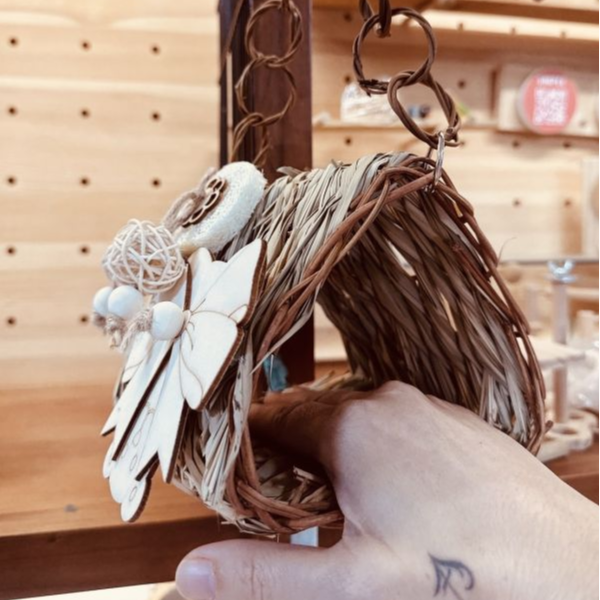 W443B 鸚鵡無棉繩草窩＋站棍 無棉繩草窩
不勾腳鳥窩
寵物鳥草窩
自然草梗鳥窩
鳥類安全窩巢
純天然草香窩巢
鳥類勾腳預防用品
編織草窩鳥巢
高品質寵物鳥窩
無毒草梗鳥窩