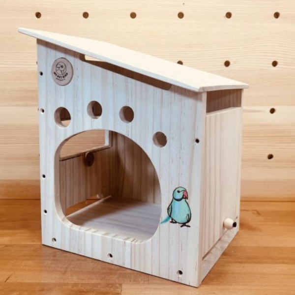 W485 林中雪屋中型鸚鵡木屋｜大挑高空間 中型鸚鵡木屋、鸚鵡木箱推薦、客製化雷雕鳥窩、天然松木鳥巢、和尚鸚鵡木屋、小太陽鸚鵡用品、台灣製鸚鵡玩具、MY PET BIRD、原木鳥窩設計、鸚鵡繁殖箱。