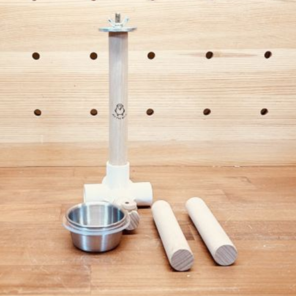 W394 鸚鵡空中食盒站棍｜優質櫸木直徑20mm 鳥類食物架：吸引尋找鳥類食物配件的人群。
中罝食物架：突顯產品的名稱和特點。
節省空間食物架：強調產品能夠善用空間的特點。
易清洗鳥食架：針對關注清潔和衛生的鳥類飼主。
不銹鋼活動食杯：突出產品配備的不銹鋼活動食杯的特點。
多功能鳥類架：強調產品具有多種功能的食物架。
寵物鳥休息場所：針對尋找提供舒適休息場所的寵物鳥飼主。
食物碎屑控制：強調產品能夠減少食物碎屑噴濺的特點。
鳥籠配