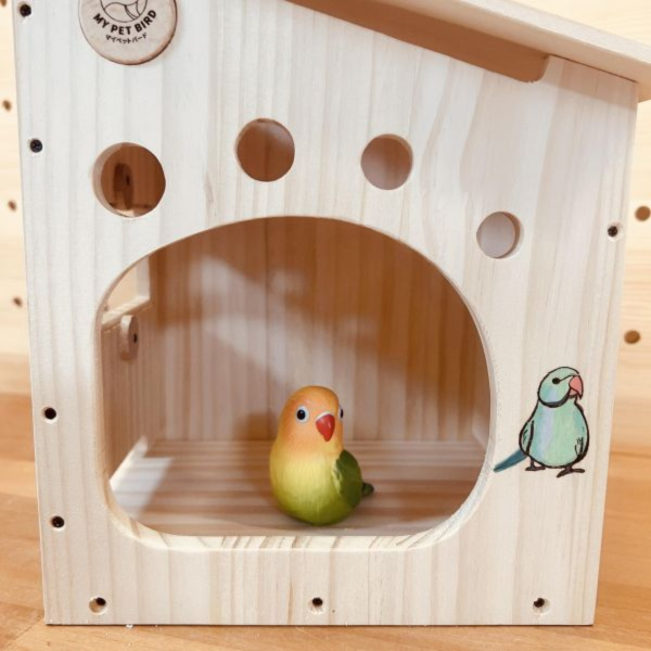 W485 林中雪屋中型鸚鵡木屋｜大挑高空間 中型鸚鵡木屋、鸚鵡木箱推薦、客製化雷雕鳥窩、天然松木鳥巢、和尚鸚鵡木屋、小太陽鸚鵡用品、台灣製鸚鵡玩具、MY PET BIRD、原木鳥窩設計、鸚鵡繁殖箱。