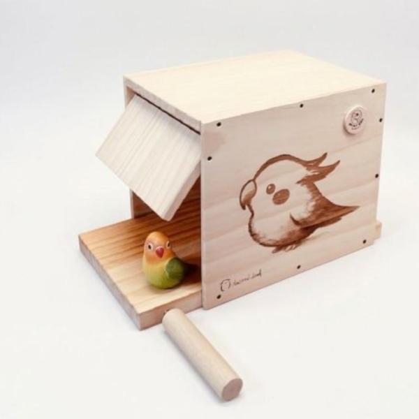 W487C拒絕甲醛夾板、寬敞舒壓設計 鳥用木窩
鳥居住用品
鳥類寄宿舍
天然木質鳥窩
鳥類棲息場所
無毒環保鳥窩
適合鳥類棲息的木製窩
室內外鳥類居住用品
手工製作鳥窩
鳥類庇護所