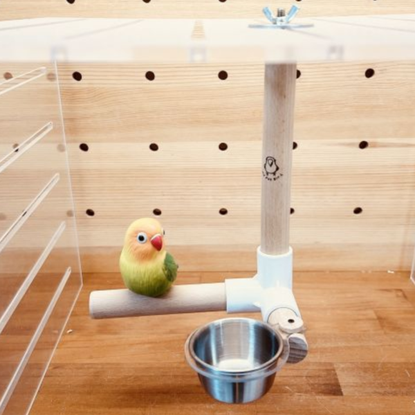 W394 鸚鵡空中食盒站棍｜優質櫸木直徑20mm 鳥類食物架：吸引尋找鳥類食物配件的人群。
中罝食物架：突顯產品的名稱和特點。
節省空間食物架：強調產品能夠善用空間的特點。
易清洗鳥食架：針對關注清潔和衛生的鳥類飼主。
不銹鋼活動食杯：突出產品配備的不銹鋼活動食杯的特點。
多功能鳥類架：強調產品具有多種功能的食物架。
寵物鳥休息場所：針對尋找提供舒適休息場所的寵物鳥飼主。
食物碎屑控制：強調產品能夠減少食物碎屑噴濺的特點。
鳥籠配