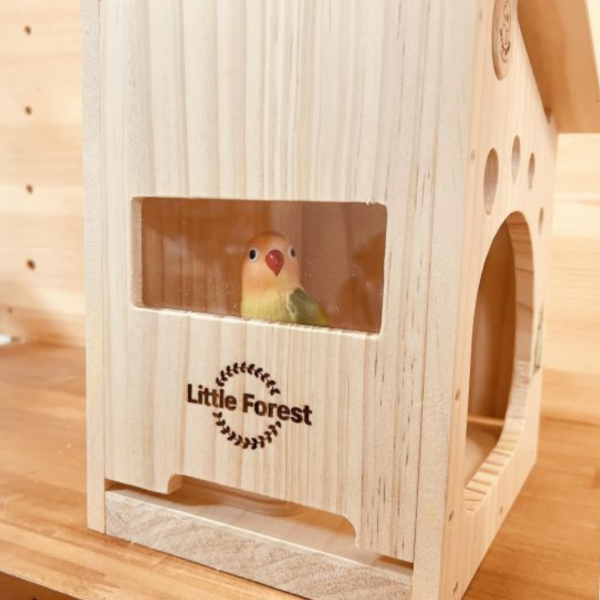 W485 林中雪屋中型鸚鵡木屋｜大挑高空間 中型鸚鵡木屋、鸚鵡木箱推薦、客製化雷雕鳥窩、天然松木鳥巢、和尚鸚鵡木屋、小太陽鸚鵡用品、台灣製鸚鵡玩具、MY PET BIRD、原木鳥窩設計、鸚鵡繁殖箱。