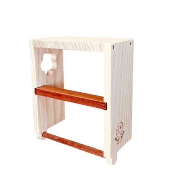 W438　綠繡眼專用木屋｜創新設計提供清潔便利與舒適空間 綠繡眼鳥居
木屋鳥巢
紅花梨木站棍
鳥類隱蔽巢穴
橡木屋頂鳥居
專為鳥類設計的木屋
鳥寶舒適空間
清潔便利的鳥居選擇
綠繡眼專用鳥屋
創新設計鳥類用品