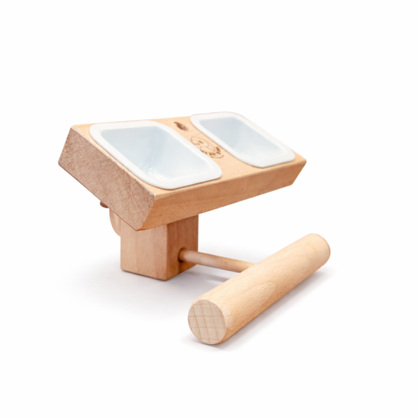 W395 為小型外籠設計「雙位一體」食盆站棍組 鳥類食物架：吸引尋找鳥類食物配件的人群。
中罝食物架：突顯產品的名稱和特點。
節省空間食物架：強調產品能夠善用空間的特點。
易清洗鳥食架：針對關注清潔和衛生的鳥類飼主。
不銹鋼活動食杯：突出產品配備的不銹鋼活動食杯的特點。
多功能鳥類架：強調產品具有多種功能的食物架。
寵物鳥休息場所：針對尋找提供舒適休息場所的寵物鳥飼主。
食物碎屑控制：強調產品能夠減少食物碎屑噴濺的特點。
鳥籠配