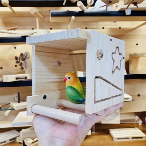 樣品特價-小鸚鵡木屋站棍內裝款 鳥用木窩
鳥居住用品
鳥類寄宿舍
天然木質鳥窩
鳥類棲息場所
無毒環保鳥窩
適合鳥類棲息的木製窩
室內外鳥類居住用品
手工製作鳥窩