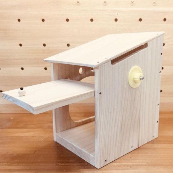 W485 林中雪屋中型鸚鵡木屋｜大挑高空間 中型鸚鵡木屋、鸚鵡木箱推薦、客製化雷雕鳥窩、天然松木鳥巢、和尚鸚鵡木屋、小太陽鸚鵡用品、台灣製鸚鵡玩具、MY PET BIRD、原木鳥窩設計、鸚鵡繁殖箱。