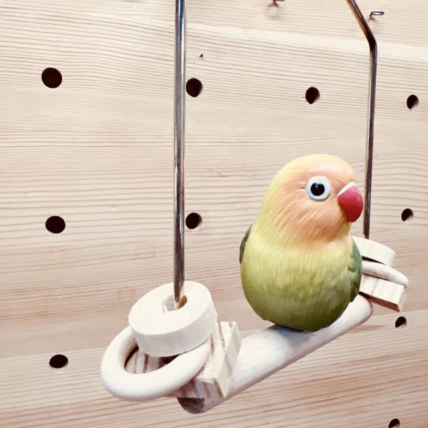 W552  全銅古典鳥鞦韆｜獨家開模黃銅框架 全銅鞦韆框架、獨家開模、古典木質、獨一無二、鳥類玩樂、舒適環境、高品質、古典風格、獨特外觀、鳥寶娛樂、玩樂時光。