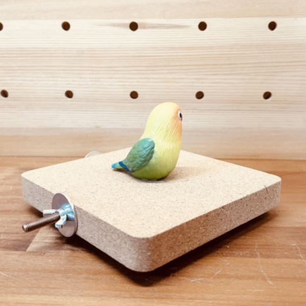 W790 軟木站台：是休息小天地，更是紓壓啃咬玩具 鸚鵡玩具、鳥玩具、小鳥玩具
鸚鵡站台、鳥站台、鸚鵡站板
軟木站台、軟木玩具、軟木塞玩具
磨嘴玩具、啃咬玩具解悶神器：解悶、自嗨、防拔毛、舒緩壓力、消耗體力。

磨喙修整：磨嘴、磨爪、修嘴、天然磨牙。
安全材質：天然木、無毒、安全啃咬、柔軟觸感。
益智開發：益智玩具、互動玩具、攀爬架、籠內造景。
