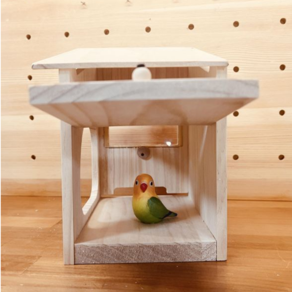 W485 林中雪屋中型鸚鵡木屋｜大挑高空間 中型鸚鵡木屋、鸚鵡木箱推薦、客製化雷雕鳥窩、天然松木鳥巢、和尚鸚鵡木屋、小太陽鸚鵡用品、台灣製鸚鵡玩具、MY PET BIRD、原木鳥窩設計、鸚鵡繁殖箱。