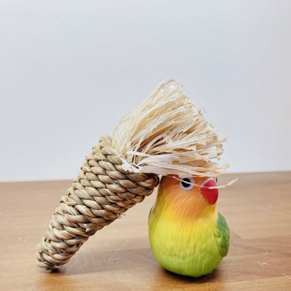 MY PET BIRD 鸚鵡玩具和草編小蘿蔔 鸚鵡玩具、草編小蘿蔔、天然玩物、娛樂選擇、刺激遊戲、寵物娛樂、羽毛朋友、小型寵物、自然材料、安全設計