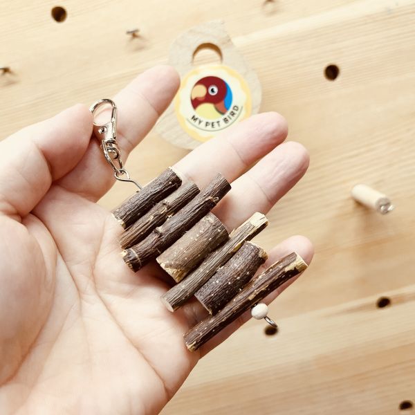 W052B 天然蘋果枝串：為您的鸚鵡提供天然咬物選擇 文鳥咬串 鸚鵡玩具天然蘋果枝、鸚鵡啃咬、自然咬物、小型鳥、風味。