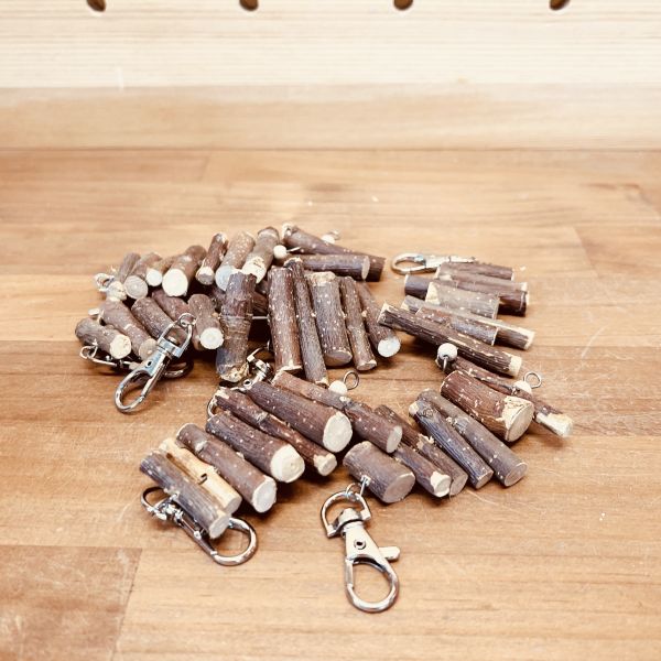 W052B 天然蘋果枝串：為您的鸚鵡提供天然咬物選擇 文鳥咬串 鸚鵡玩具天然蘋果枝、鸚鵡啃咬、自然咬物、小型鳥、風味。