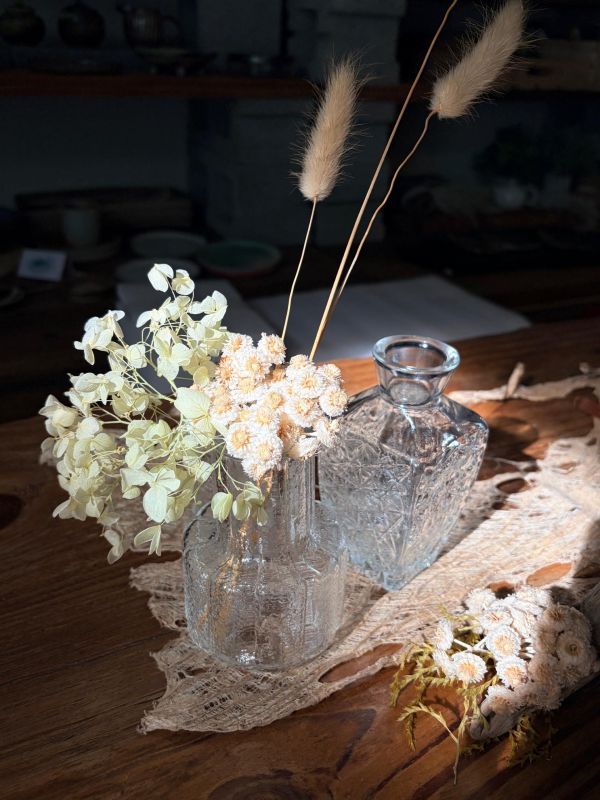 復古浮雕晶透玻璃小花瓶 12 入套組 復古花瓶玻璃高級感軟裝飾品透明小花瓶擺件 ins風高顏值套裝批發