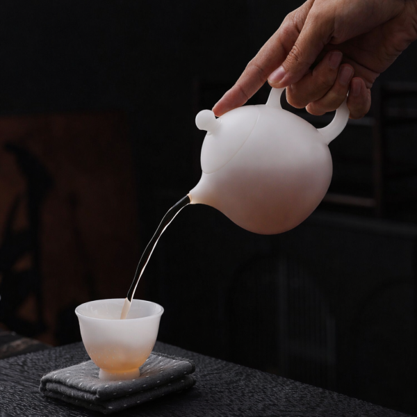 德化璞玉素燒冰種玉瓷｜龍蛋壺 龍蛋壺,冰種玉瓷,薄胎茶具蓋碗,高品質茶具,瓷質細膩,光照透亮,溫潤如玉,茶具清潔