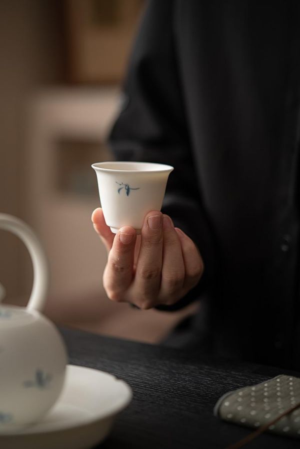 暮雪白啞光瓷手繪秋水蘭花品茗杯｜共三款 墨己哑光手绘秋水兰花陶瓷茶杯家用功夫茶具文人青花品茗杯单杯