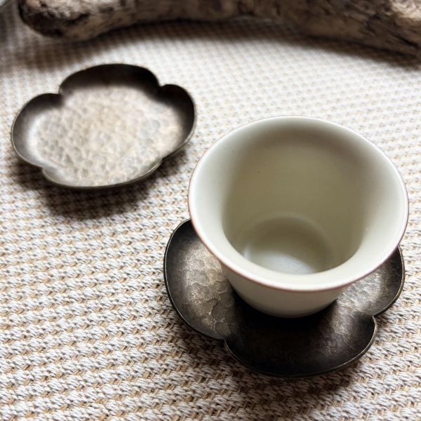 仿古手工黃銅茶道杯托｜海棠款 純銅茶道杯墊,手工捶紋茶托,高品質茶具,茶道配件,傳統工藝茶具,純銅手工茶具,精緻茶道杯墊,錘紋設計茶托,茶道藝術,高檔茶具
