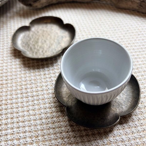 仿古手工黃銅茶道杯托｜海棠款 純銅茶道杯墊,手工捶紋茶托,高品質茶具,茶道配件,傳統工藝茶具,純銅手工茶具,精緻茶道杯墊,錘紋設計茶托,茶道藝術,高檔茶具