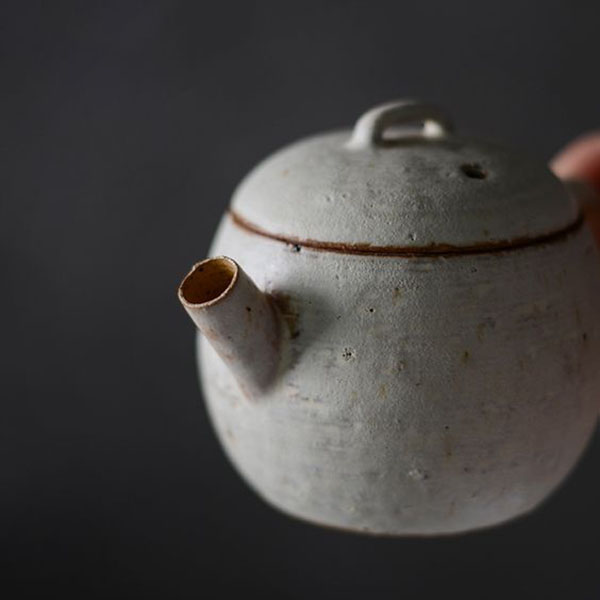 景德鎮粉引開片茶壺(可養)｜圓融 #曙器生活陶器皿 #線上陶器市集 #手工食器 #陶瓷 #雜貨 #手作 #侘寂美學 #以自然為導師探索靈感來源 #臺灣陶器