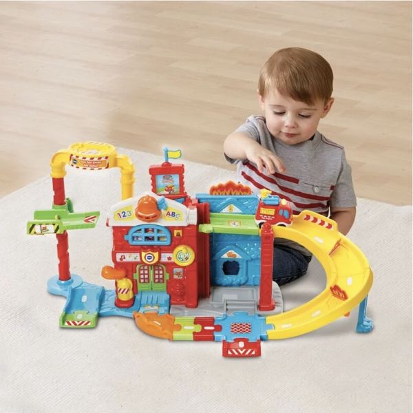Vtech 嘟嘟車系列-消防局軌道組 VTech 嘟嘟車,幼兒互動玩具,消防局軌道組,兒童救援遊戲,角色扮演玩具,學習玩具推薦,智慧感應玩具,幼兒音效軌道組,消防車玩具,語言發展玩具