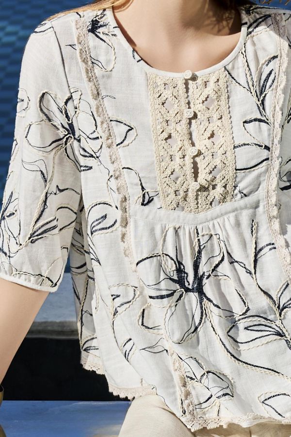 半開襟蕾絲刺繡上衣 