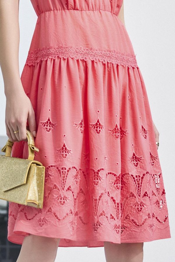 鏤空繡花綁帶洋裝 