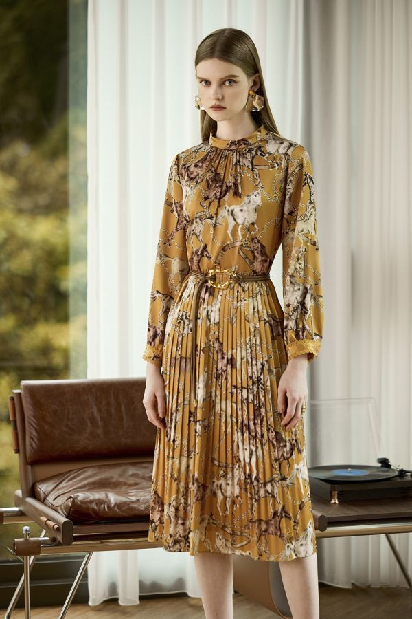 緞面印花馬洋裝 