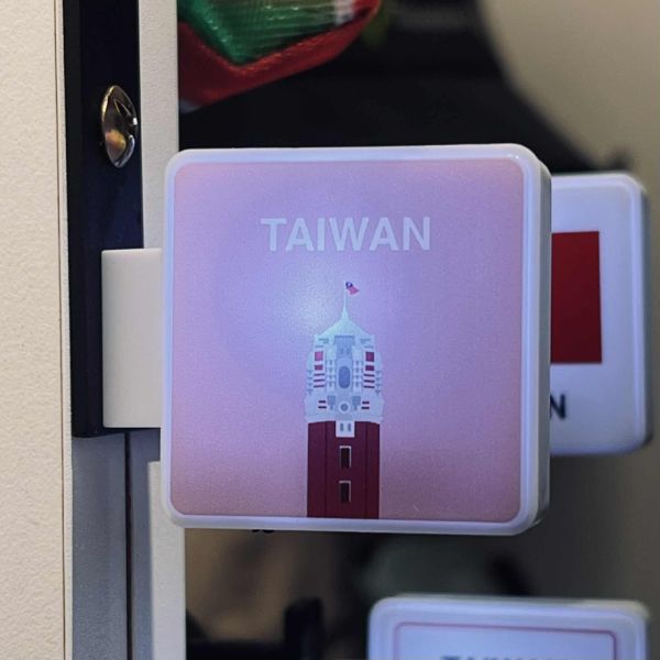 「TAIWAN 出頭」迷你燈箱磁貼（粉紅） 
