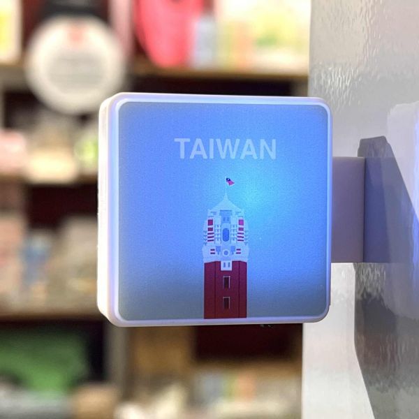 「TAIWAN 出頭」迷你燈箱磁貼（湖水綠） 