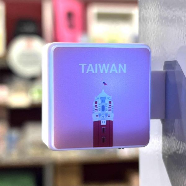 「TAIWAN 出頭」迷你燈箱磁貼（粉紅） 