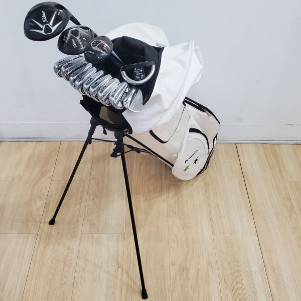 二手品Titleist 915D3 9.5°開球木桿 搭配特注Diamana ᴮ60 64 S桿身+915F 15° 3號球道木桿 搭配特注Speeder FW 70-S 73.5 S桿身+TS2 19° 3號小雞腿 搭配ALTA J CB 56 SR桿身+AP2 710 3-P鐵桿組 搭配N.S.Pro 950 94.5 R桿身+M ɢʀɪɴᴅ 56/10°挖起桿 搭配N.S.Pro 950 98 S桿身+SCOTTY CAMERON futura Phantom 34"推桿 搭配二手kasco球袋 