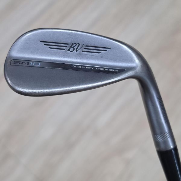 二手美品Titleist SM10 ᴠᴏᴋᴇʏ ᴅᴇꜱɪɢɴ ɴɪᴄᴋᴇʟ(深空灰) 50/𝟢𝟪°ꜰ挖起桿 搭配Dynamic Gold ꜱ𝟤𝟢𝟢 129 W桿身 