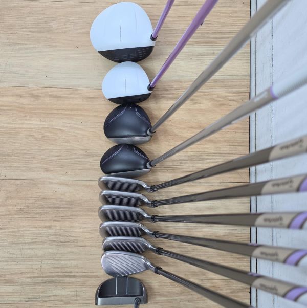 二手美品 女生 女用TaylorMade AERO ◂BURNER HL°/16.5° 開球木桿/3ᴴᴸ號球道木桿 TM1-515 L桿身+JET SPEED 21°/25° 5ᴴᴸ號球道木桿/5號小雞腿 搭配TM1-314 44/49 L桿身+RBZ ꜱʟ 6-S(共6支)鐵桿組 搭配RB-45 SL L桿身+YES! 𝓜𝓪𝓻𝓲𝓵𝔂𝓷 ᴘɪɴᴋ 33"推桿(共11支) 搭配全新腳架式球袋 