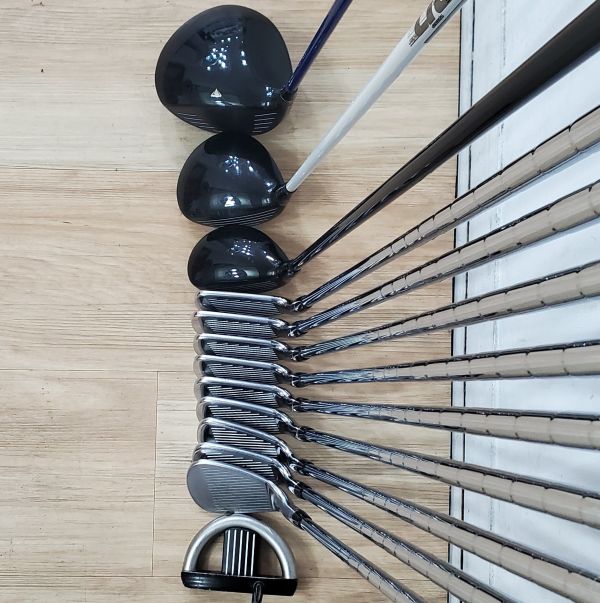 二手品Titleist 915D3 9.5°開球木桿 搭配特注Diamana ᴮ60 64 S桿身+915F 15° 3號球道木桿 搭配特注Speeder FW 70-S 73.5 S桿身+TS2 19° 3號小雞腿 搭配ALTA J CB 56 SR桿身+AP2 710 3-P鐵桿組 搭配N.S.Pro 950 94.5 R桿身+M ɢʀɪɴᴅ 56/10°挖起桿 搭配N.S.Pro 950 98 S桿身+SCOTTY CAMERON futura Phantom 34"推桿 搭配二手kasco球袋 