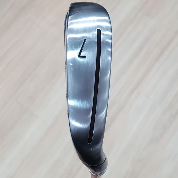 二手超美品 女生 女用TaylorMade Qi 28° 7號鐵桿 搭配ELDIO ᴛᴍ𝟦𝟢 59 A桿身 