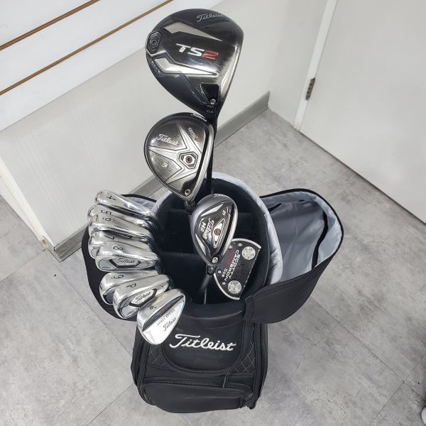 二手美品Titleist TS2 10.5°開球木桿 高階TOUR AD 60 S桿身+915F 16.5°3號球道木桿 搭配Diamana 55 R桿身(美)≒S桿身(日)+816H2 21°小雞腿木桿 搭配Diamana 72 S桿身+Titleist AP3 718 4-P鐵桿組 DG R300 127 R桿身+VOKEY DESIGN 256·14 56/14°挖起桿 搭配DG 130 W桿身+SCOTTY CAMERON FUTURA 5CB 34"推桿 大全配 二手(美式)大球袋 