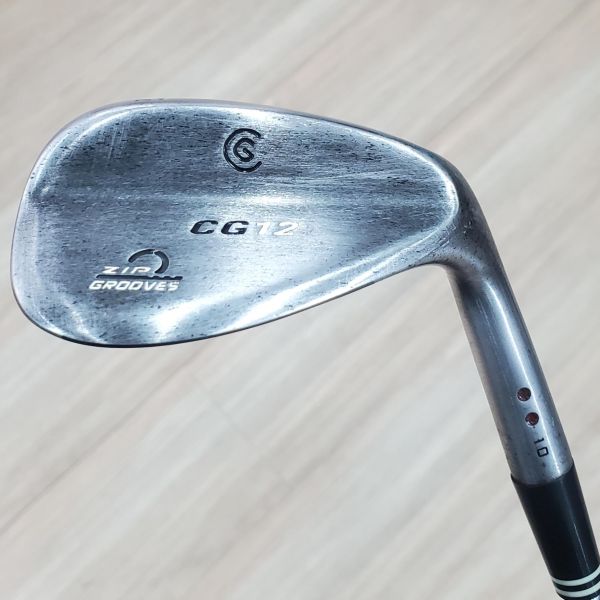 二手美品Cleveland CG12 ᴢɪᴘ ɢʀᴏᴏᴠᴇꜱ ʙʟᴀᴄᴋ ᴘᴇᴀʀʟ(珍黑版) 52/10°挖起桿 搭配Dynamic Gold 130 W桿身 