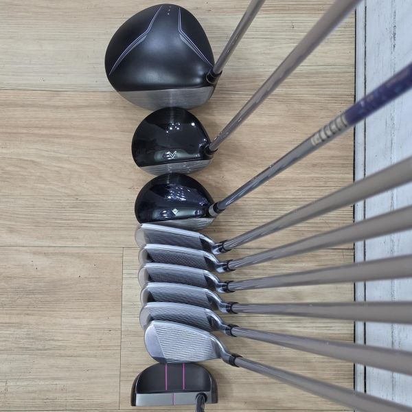 二手美品 女生 女用TaylorMade JET SPEED 13ʜʟ°開球木桿 搭配TM1-314 45 L桿身+Callaway LEGACY V 20.5° 5號球道木桿/7-S(共6支)鐵桿組 SPEED METALiX Z 𝟦𝟢ᴡ/𝟦𝟧ɪ 40/39 L/A桿身+HONMA Be ZEAL 𝟧𝟤𝟧 28° 小雞腿 搭配VIZARD ᴇᴘᴛ-tech 𝟦𝟥 38.5 L桿身+YES! 𝓜𝓪𝓻𝓲𝓵𝔂𝓷 ᴘɪɴᴋ 32"推桿(共10支) 搭配全新腳架式球袋 