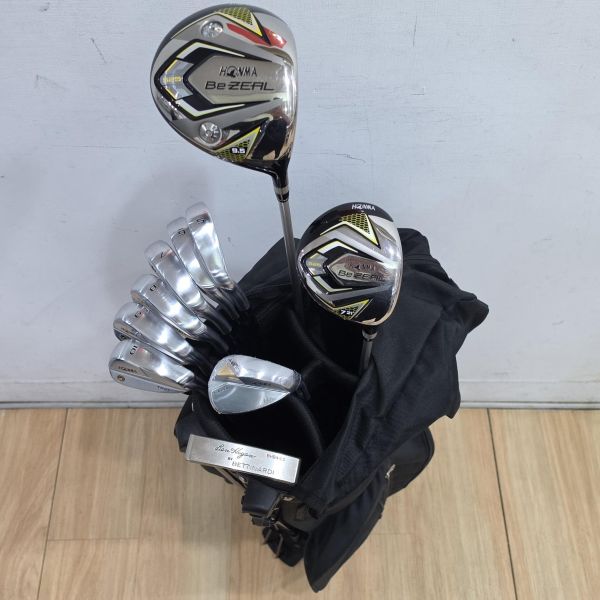 二手超美品HONMA Be ZEAL 𝟧𝟤𝟧 9.5°/21° 開球木桿/7號球道木桿 搭配VIZARD ᴇᴘᴛ-tech 𝟦𝟪 51/51 S桿身+ᴛ//ᴡᴏʀʟᴅ TR21X 5-10(共6支)鐵桿組 搭配N.S.Pro 950 neo 98 S桿身+C-SOLE 58/12°挖起桿 搭配Dynamic Gold ꜱ𝟤𝟢𝟢 129 S桿身+BETTINARDI GOLF 𝓑𝓮𝓷 𝓗𝓸𝓰𝓪𝓷 ʙʜʙ𝟦。ᴄᴄ 34"推桿(共10支) 搭配二手近新HONMA腳架式球袋 